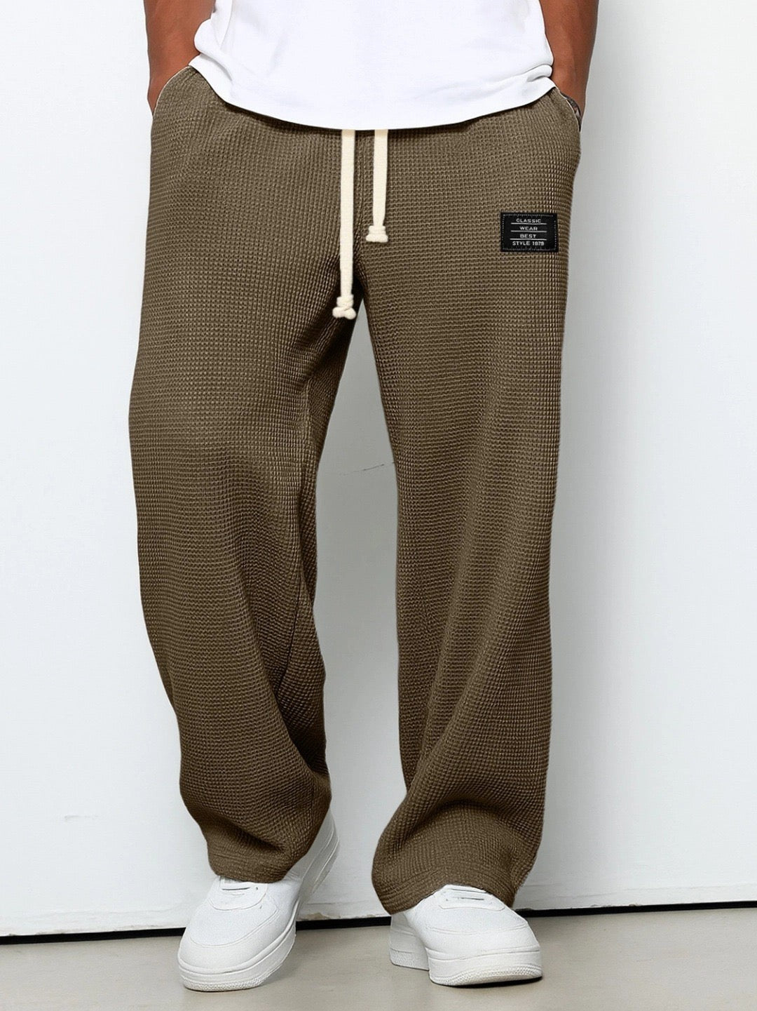 Herren-Hose mit Waffelstruktur, Kordelzug und geradem weitem Bein für Freizeit und Alltag in Dunkelbraun