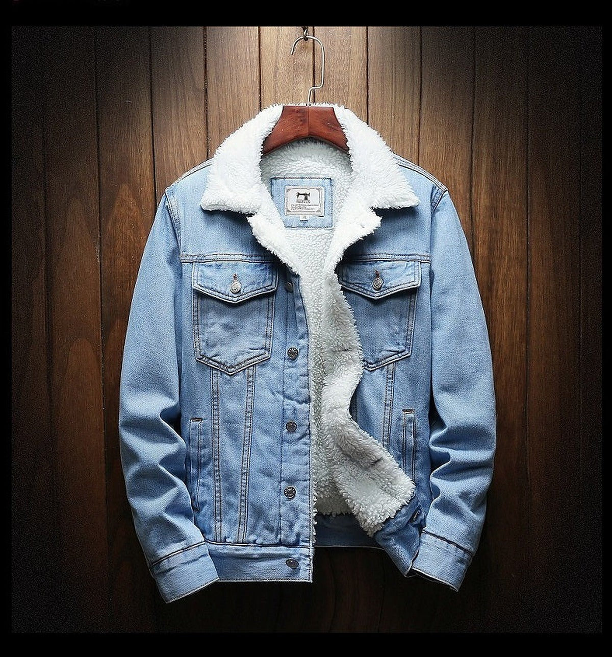 Herren-Jeansjacke mit Teddyfutter, Teddykragen und Brusttaschen im Trucker-Stil in Hellblau