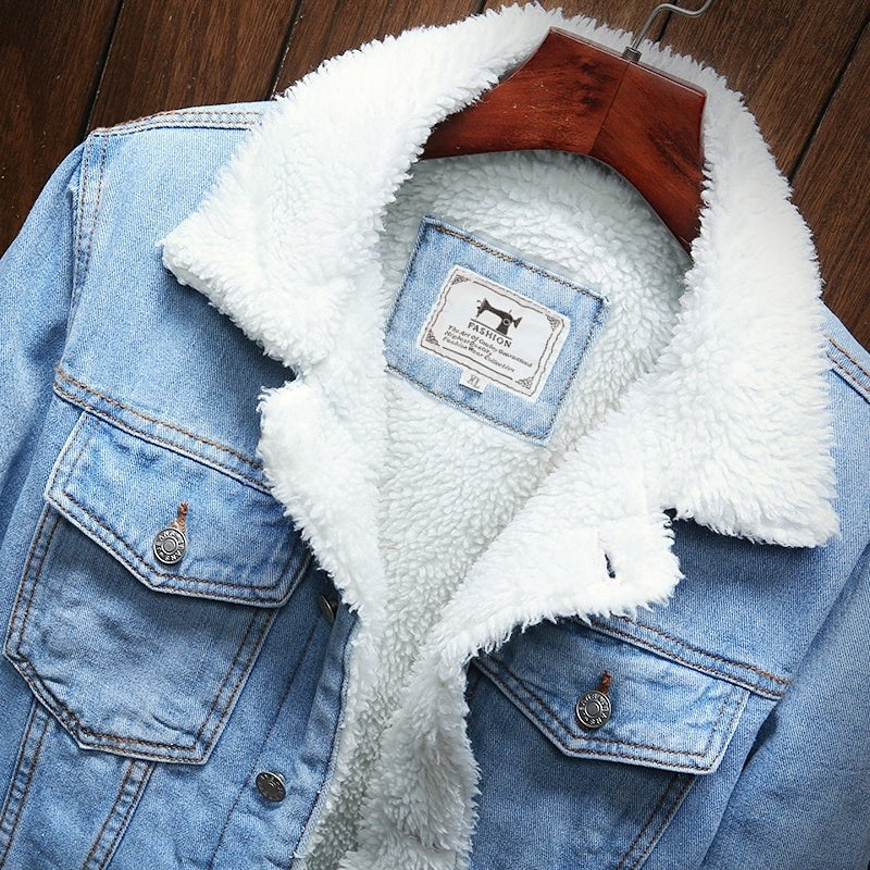 Herren-Jeansjacke mit Teddyfutter, Teddykragen und Brusttaschen im Trucker-Stil, Ansicht 4