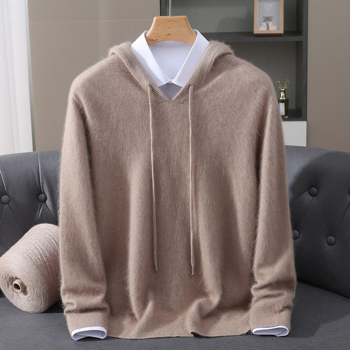 Herren-Kaschmirpullover mit Kapuze, Kordelzug und V-Ausschnitt in Camel