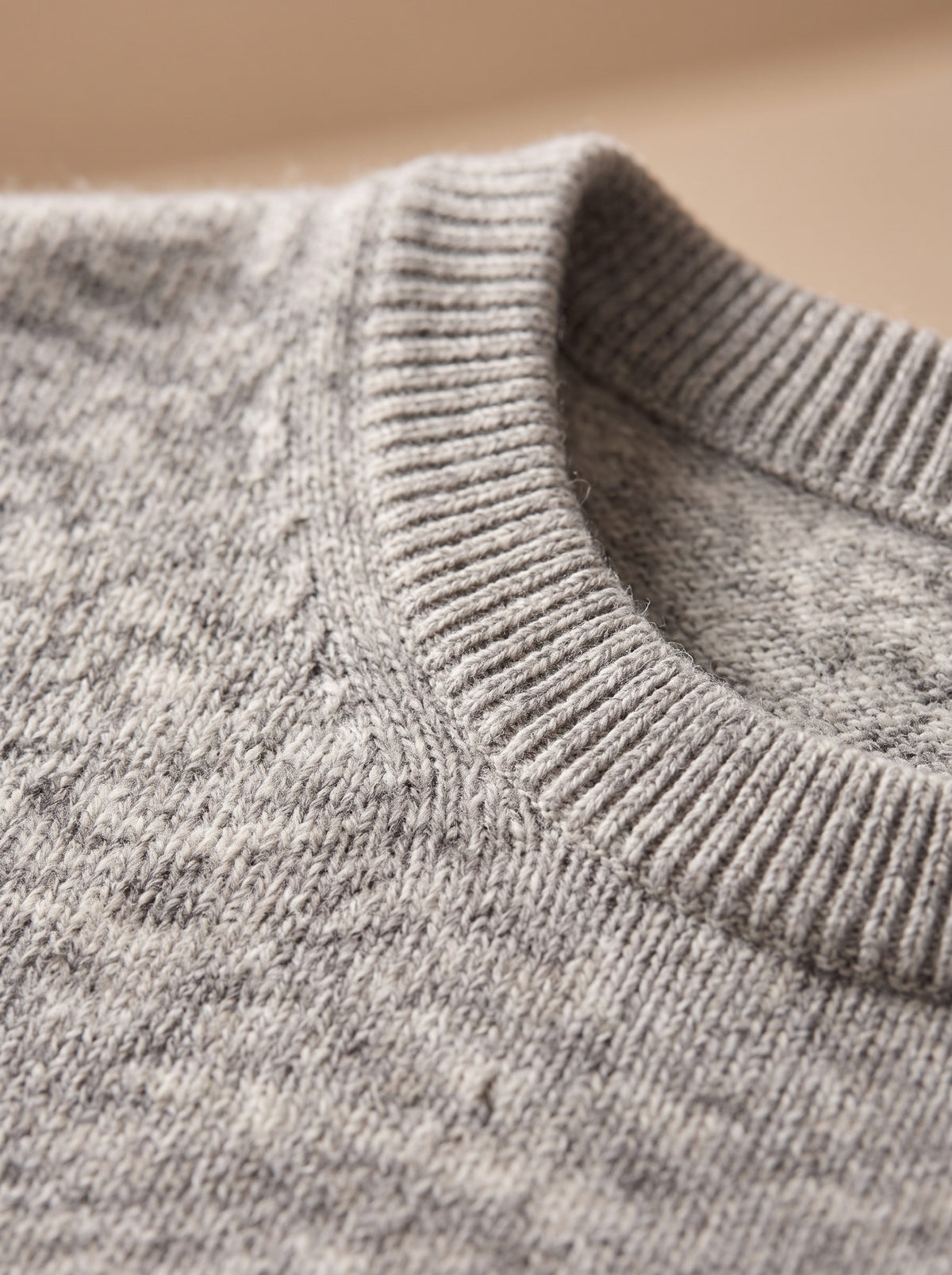Herren-Pullover aus Kaschmirmischung in Grau meliert, Detailansicht