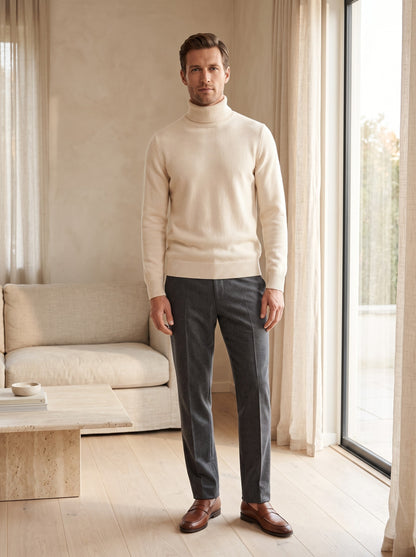 Herren-Rollkragenpullover aus Merinowolle in Creme, getragen im Wohnzimmer