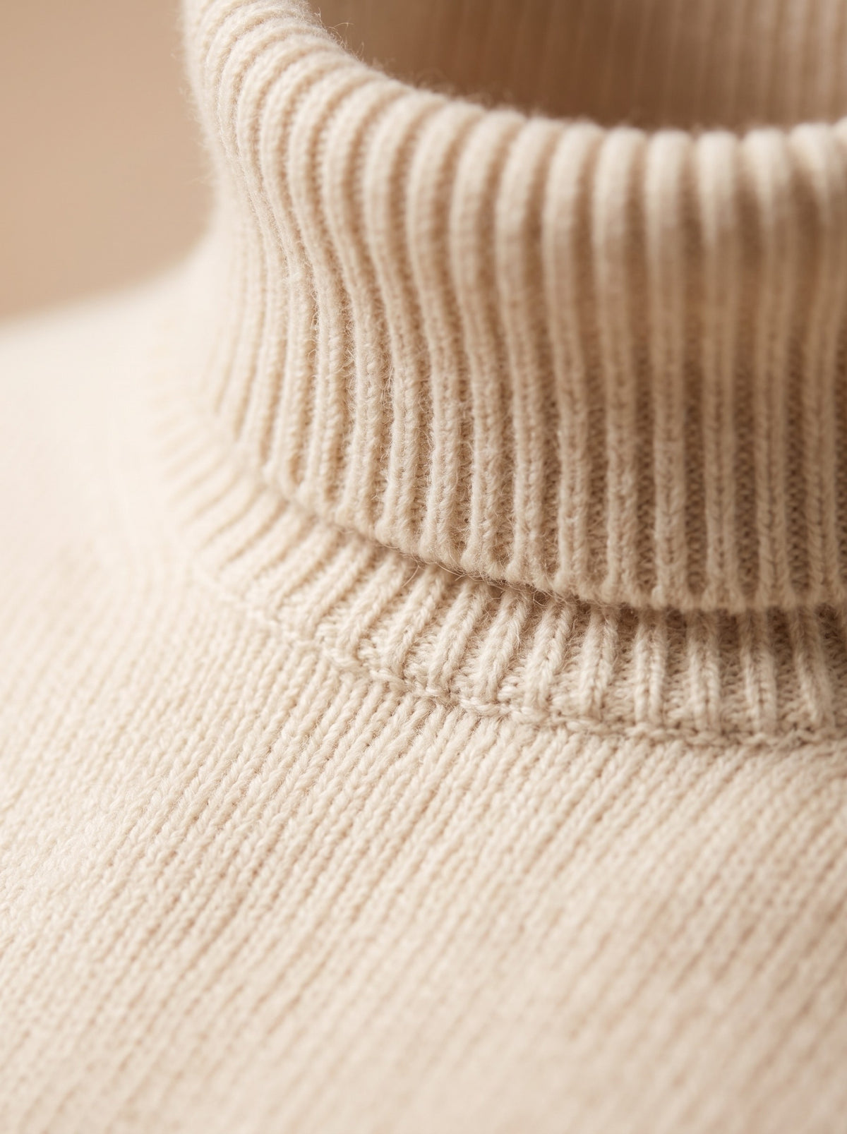 Herren-Rollkragenpullover aus Merinowolle in Creme, Detailansicht