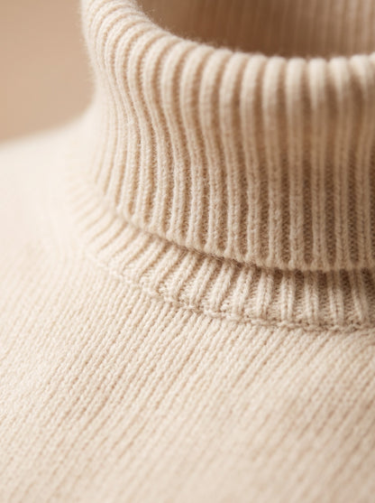 Herren-Rollkragenpullover aus Merinowolle in Creme, Detailansicht