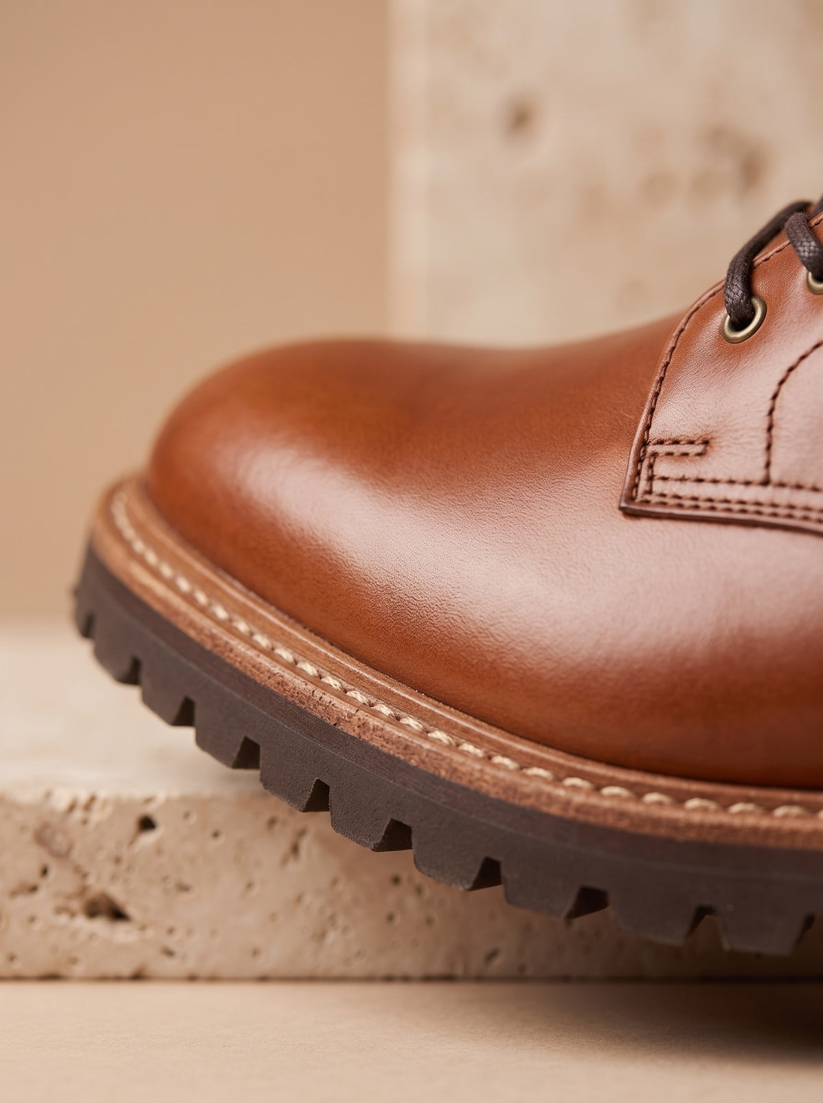 Herren-Schnürstiefel aus Glattleder in Cognac, Detailansicht