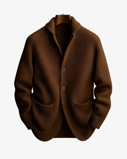 Herren-Strickjacke in Rippstrick mit Reverskragen, Knopfleiste und aufgesetzten Taschen in Braun