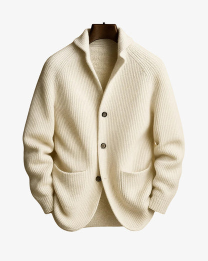 Herren-Strickjacke in Rippstrick mit Reverskragen, Knopfleiste und aufgesetzten Taschen in Weiß