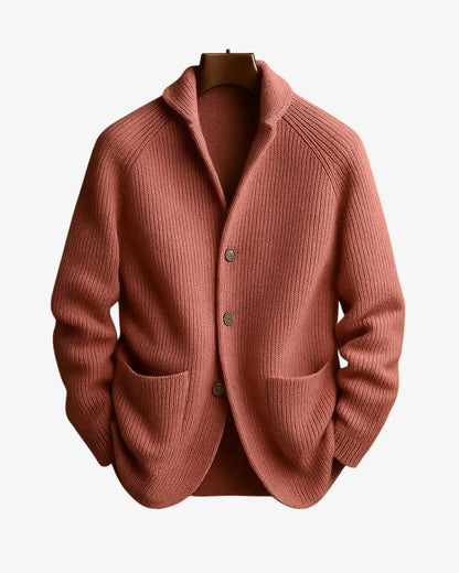 Herren-Strickjacke in Rippstrick mit Reverskragen, Knopfleiste und aufgesetzten Taschen in Pink