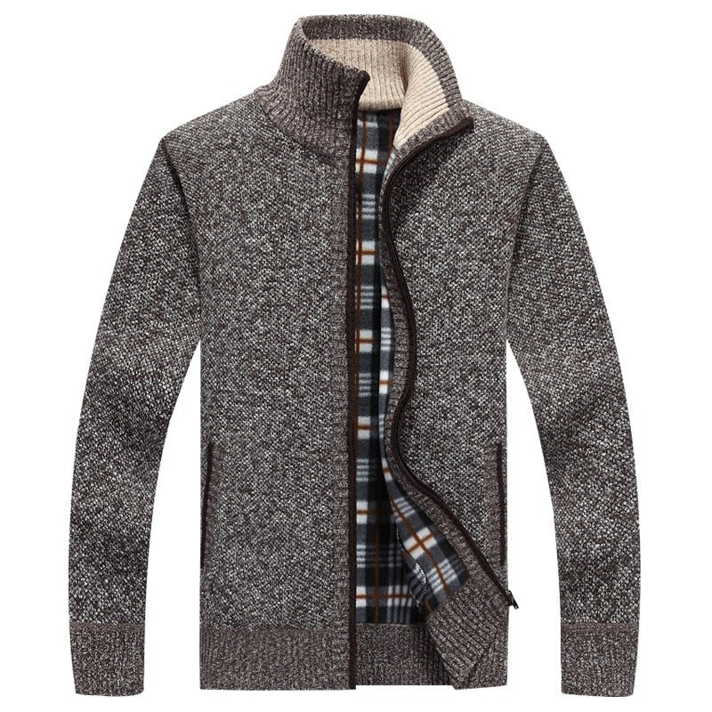 Herren-Strickjacke mit Stehkragen, durchgehendem Reißverschluss und kariertem Futter in Braun