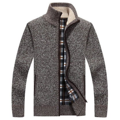 Herren-Strickjacke mit Stehkragen, durchgehendem Reißverschluss und kariertem Futter in Braun