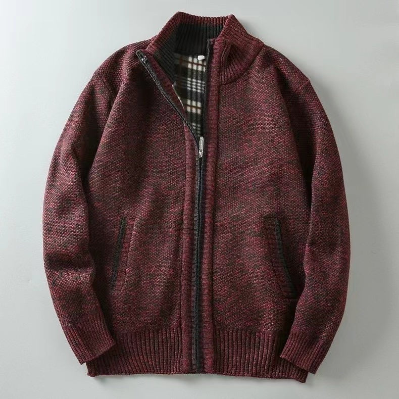 Herren-Strickjacke mit Stehkragen, durchgehendem Reißverschluss und kariertem Futter in Dunkelrot
