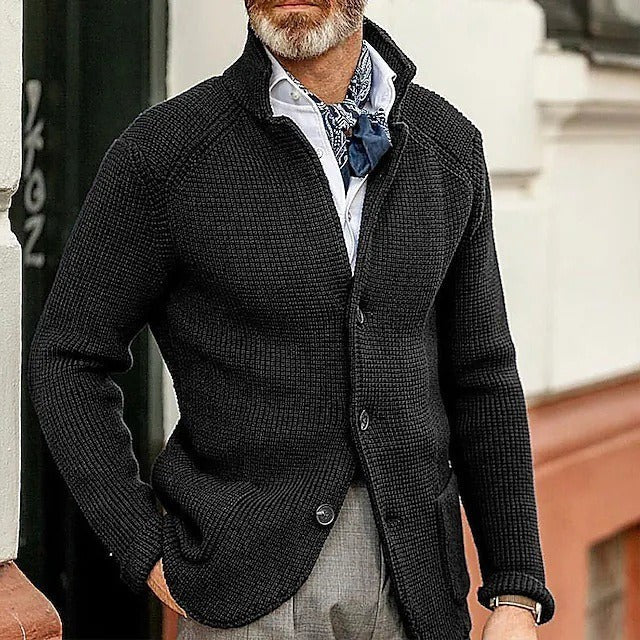 Herren-Strickjacke mit Stehkragen, Knopfleiste und aufgesetzten Taschen in Schwarz