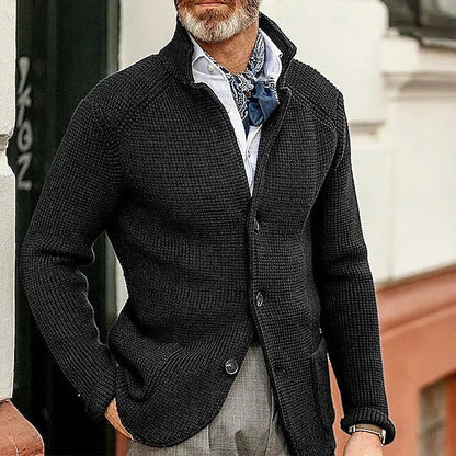 Herren-Strickjacke mit Stehkragen, Knopfleiste und aufgesetzten Taschen in Schwarz