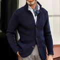 Herren-Strickjacke mit Stehkragen, Knopfleiste und aufgesetzten Taschen