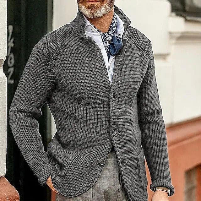 Herren-Strickjacke mit Stehkragen, Knopfleiste und aufgesetzten Taschen in Grau