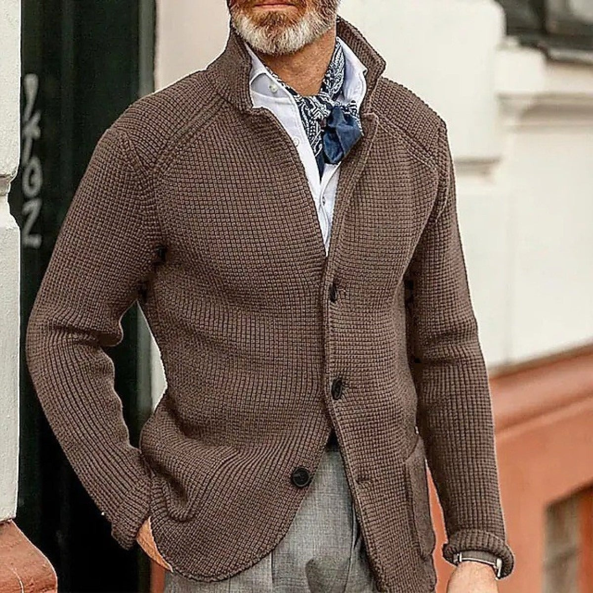 Herren-Strickjacke mit Stehkragen, Knopfleiste und aufgesetzten Taschen in Braun