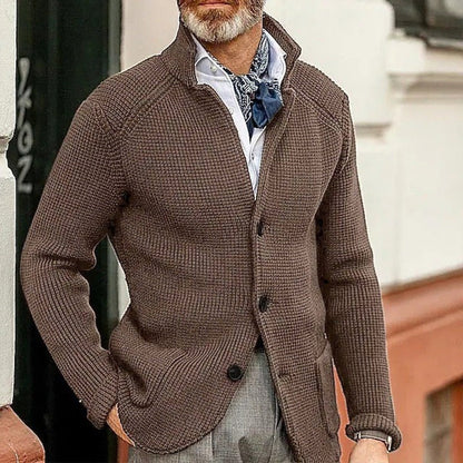 Herren-Strickjacke mit Stehkragen, Knopfleiste und aufgesetzten Taschen in Braun