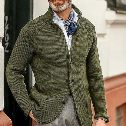 Herren-Strickjacke mit Stehkragen, Knopfleiste und aufgesetzten Taschen in Grün