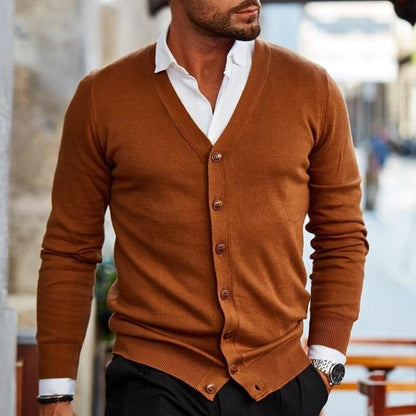 Herren-Strickjacke mit V-Ausschnitt und Knopfleiste in körpernaher Passform in Dunkelbraun