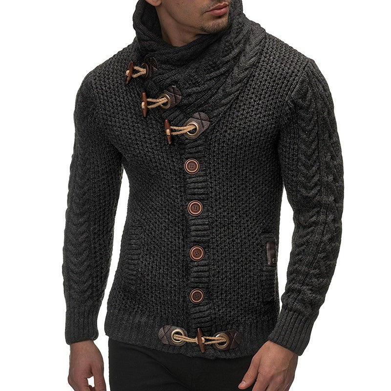 Herren-Strickjacke mit Zopfmuster, hohem Schalkragen und Knebelverschluss in Dunkelgrau
