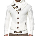 Herren-Strickjacke mit Zopfmuster, hohem Schalkragen und Knebelverschluss