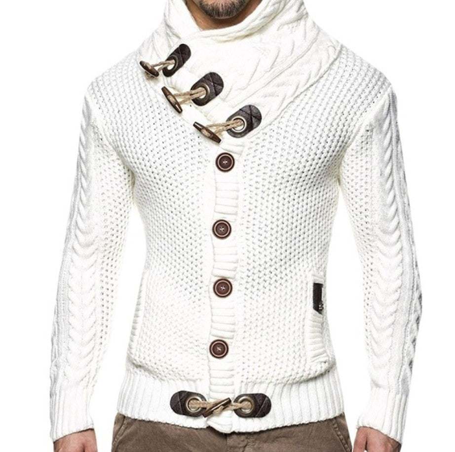 Herren-Strickjacke mit Zopfmuster, hohem Schalkragen und Knebelverschluss in Weiß