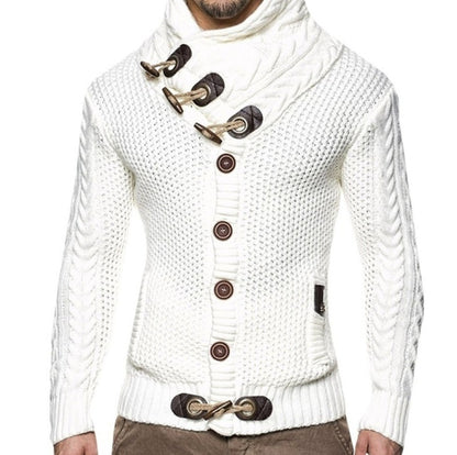 Herren-Strickjacke mit Zopfmuster, hohem Schalkragen und Knebelverschluss in Weiß