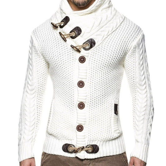 Herren-Strickjacke mit Zopfmuster, hohem Schalkragen und Knebelverschluss in Weiß