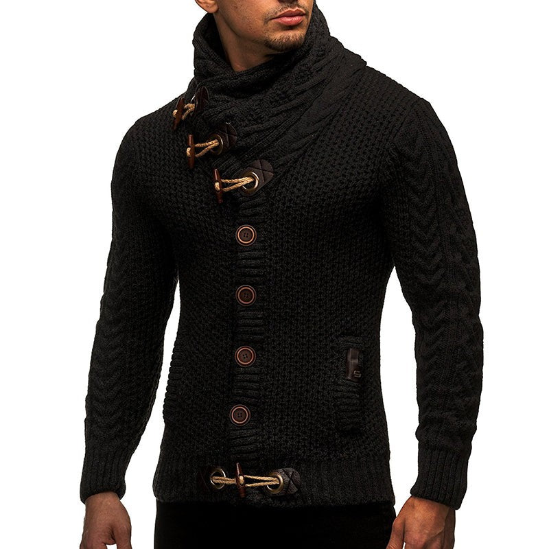 Herren-Strickjacke mit Zopfmuster, hohem Schalkragen und Knebelverschluss in Schwarz