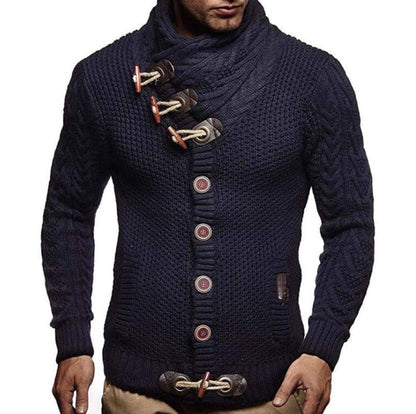 Herren-Strickjacke mit Zopfmuster, hohem Schalkragen und Knebelverschluss in Dunkelblau