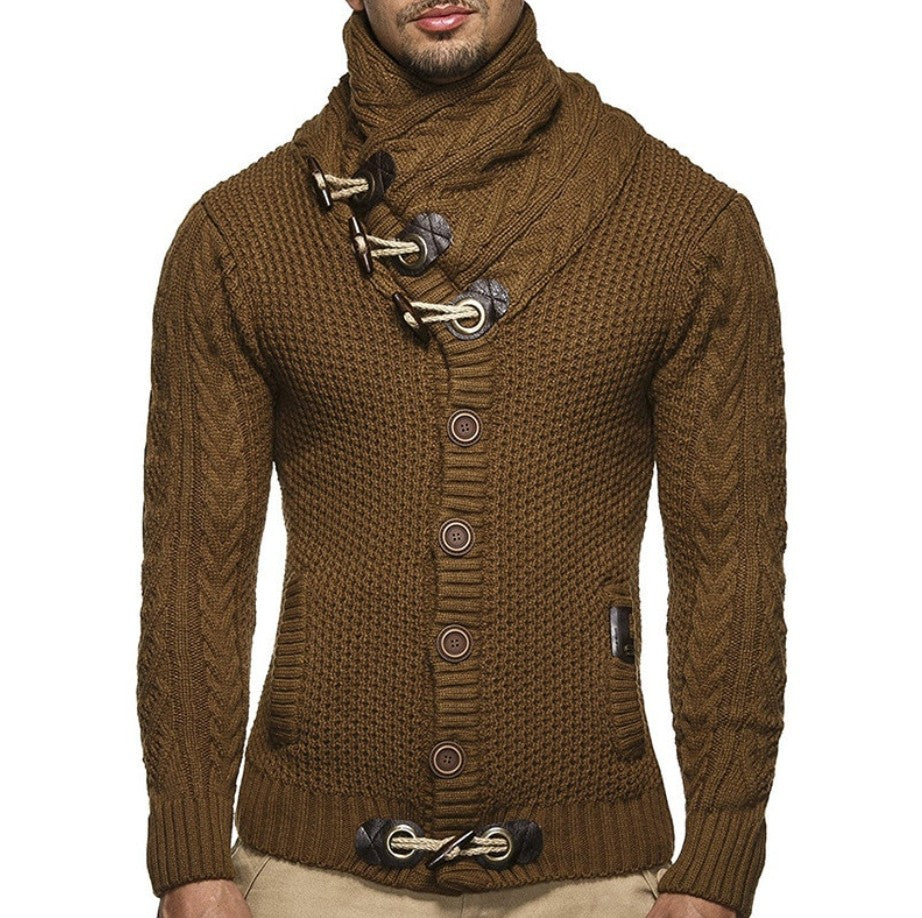 Herren-Strickjacke mit Zopfmuster, hohem Schalkragen und Knebelverschluss in Braun