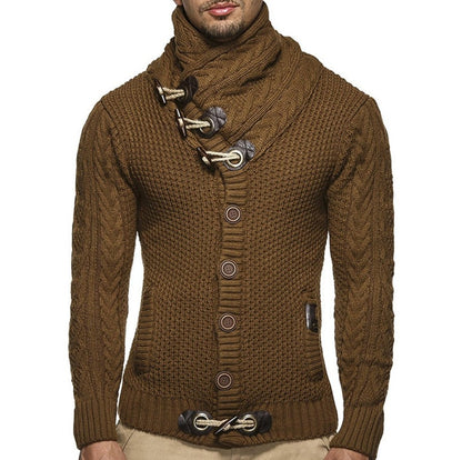 Herren-Strickjacke mit Zopfmuster, hohem Schalkragen und Knebelverschluss in Braun