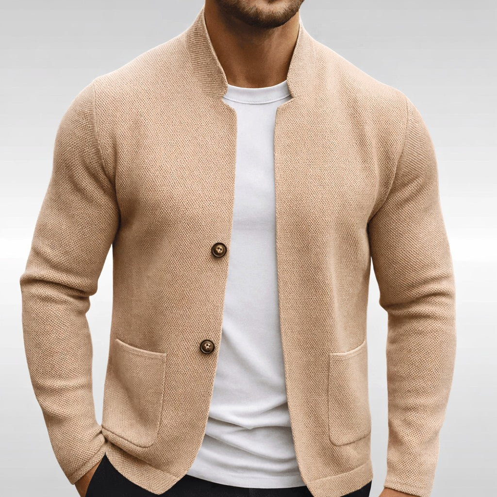 Herren-Strukturstrickjacke mit Stehkragen, Knopfleiste und aufgesetzten Taschen in Beige