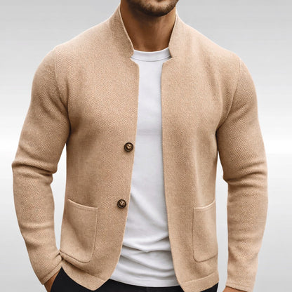 Herren-Strukturstrickjacke mit Stehkragen, Knopfleiste und aufgesetzten Taschen in Beige