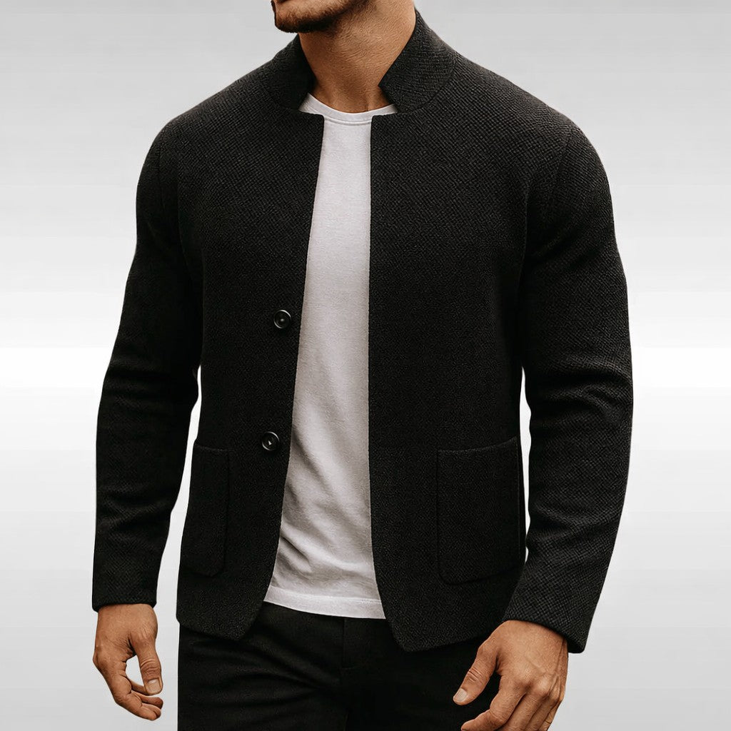 Herren-Strukturstrickjacke mit Stehkragen, Knopfleiste und aufgesetzten Taschen in Schwarz