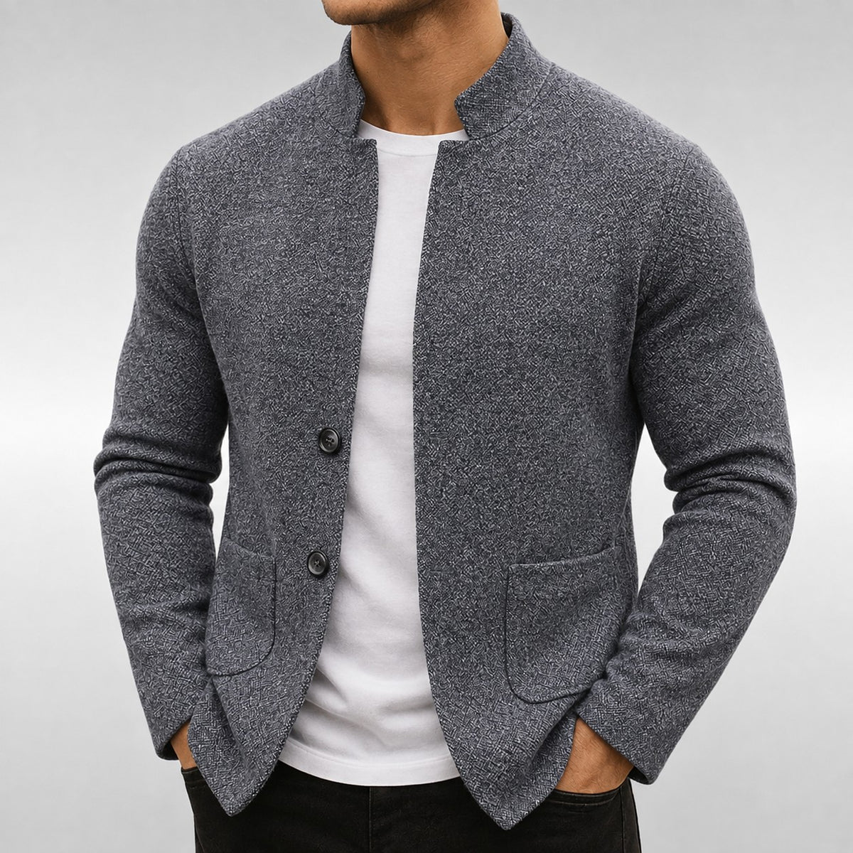 Herren-Strukturstrickjacke mit Stehkragen, Knopfleiste und aufgesetzten Taschen in Grau
