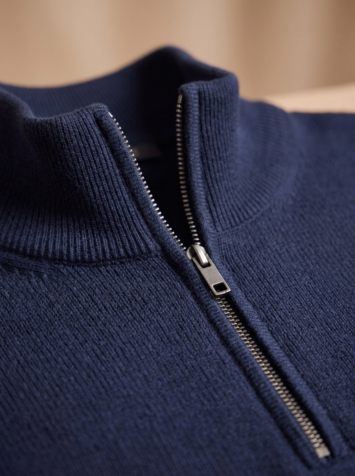 Herren-Troyer aus Merinowolle in Navy, Detailansicht