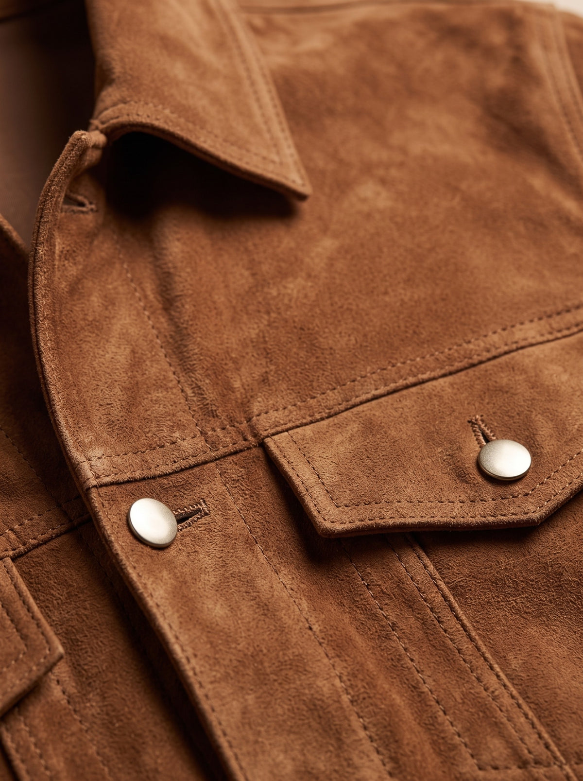 Herren-Truckerjacke aus Veloursleder in Tabak, Detailansicht