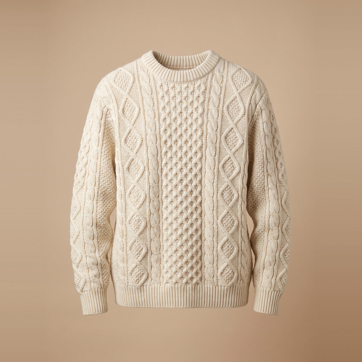 Herren-Zopfstrickpullover aus Lammwolle in Naturweiß, Vorderansicht