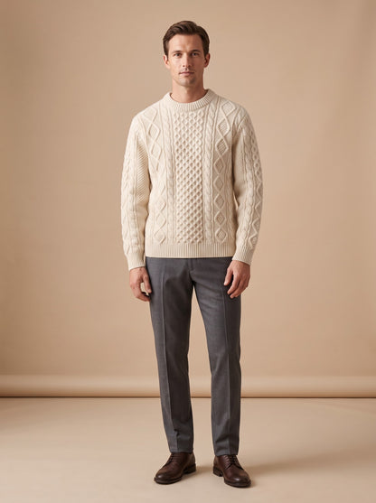 Herren-Zopfstrickpullover aus Lammwolle in Naturweiß, getragen im Studio