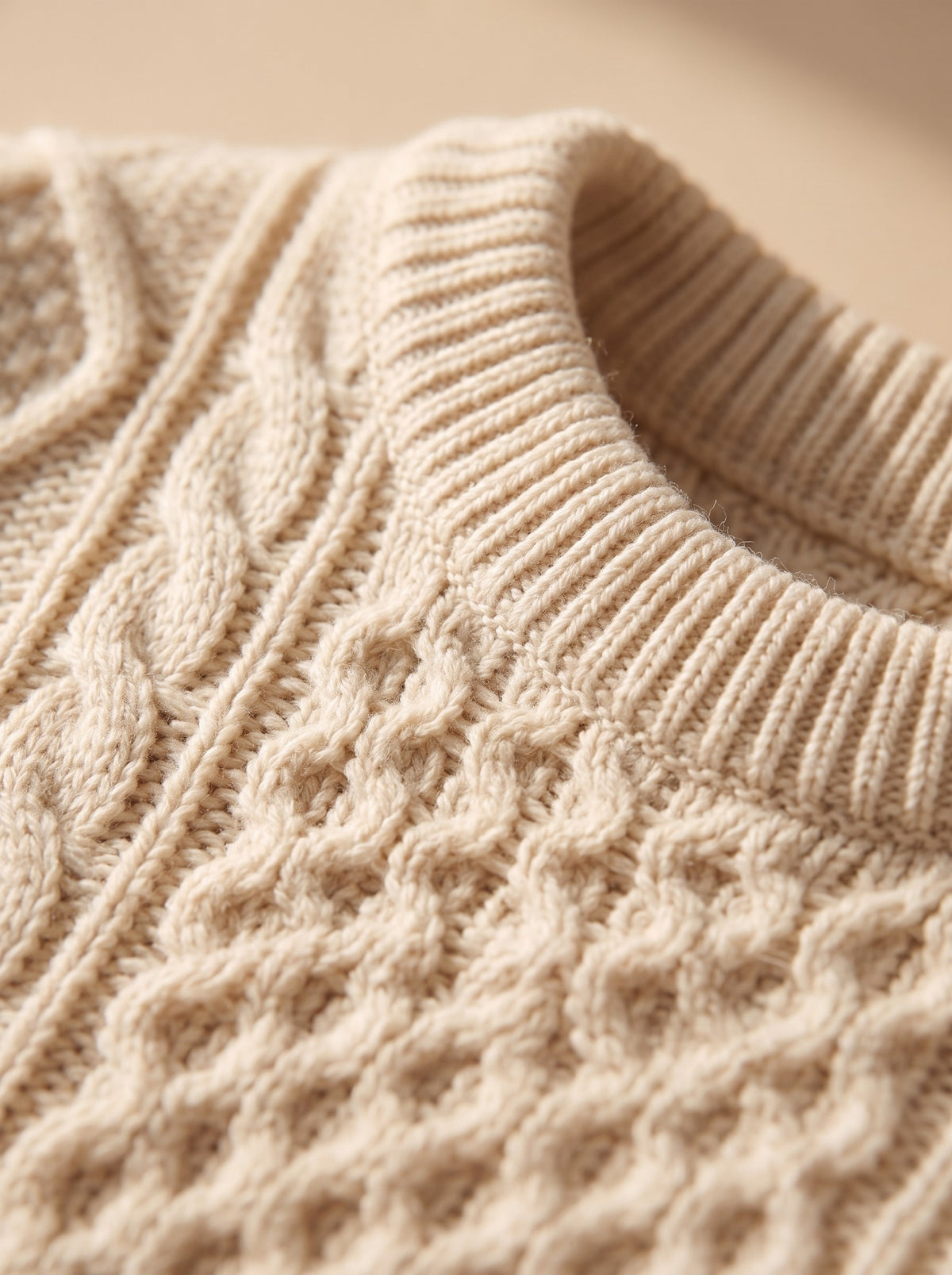 Herren-Zopfstrickpullover aus Lammwolle in Naturweiß, Detailansicht