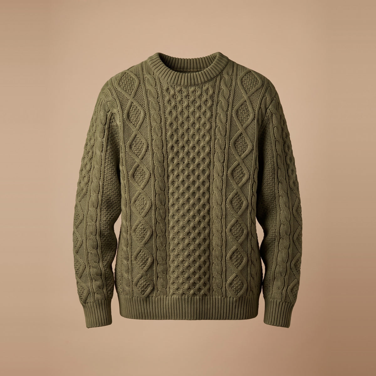 Herren-Zopfstrickpullover aus Lammwolle in Oliv, Vorderansicht