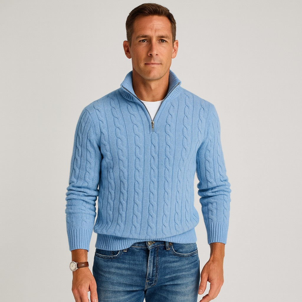 Herren-Zopfstrickpullover mit Troyerkragen und kurzem Reißverschluss in Hellblau