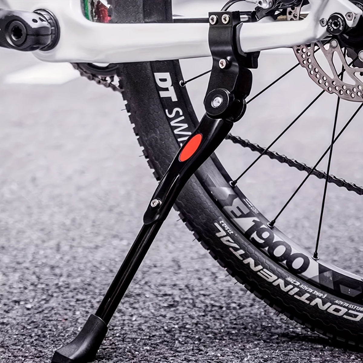 Schwarzer Fahrradständer an einem Mountainbike auf Asphalt