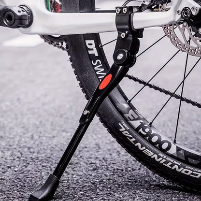 Schwarzer Fahrradständer an einem Mountainbike auf Asphalt