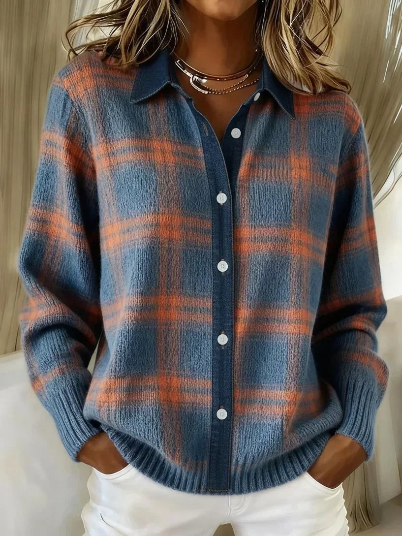 Karierte Damen-Strickjacke mit Hemdkragen, Knopfleiste und Rippbündchen für den Herbst in Blau-Orange