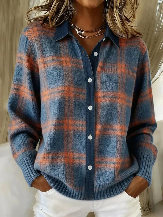 Karierte Damen-Strickjacke mit Hemdkragen, Knopfleiste und Rippbündchen für den Herbst in Blau-Orange