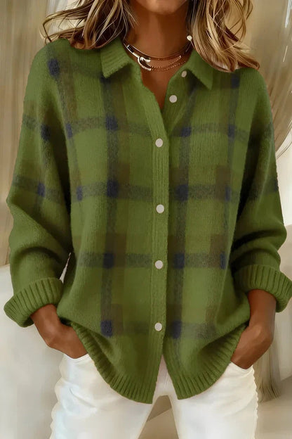 Karierte Damen-Strickjacke mit Hemdkragen, Knopfleiste und Rippbündchen für den Herbst in Grün