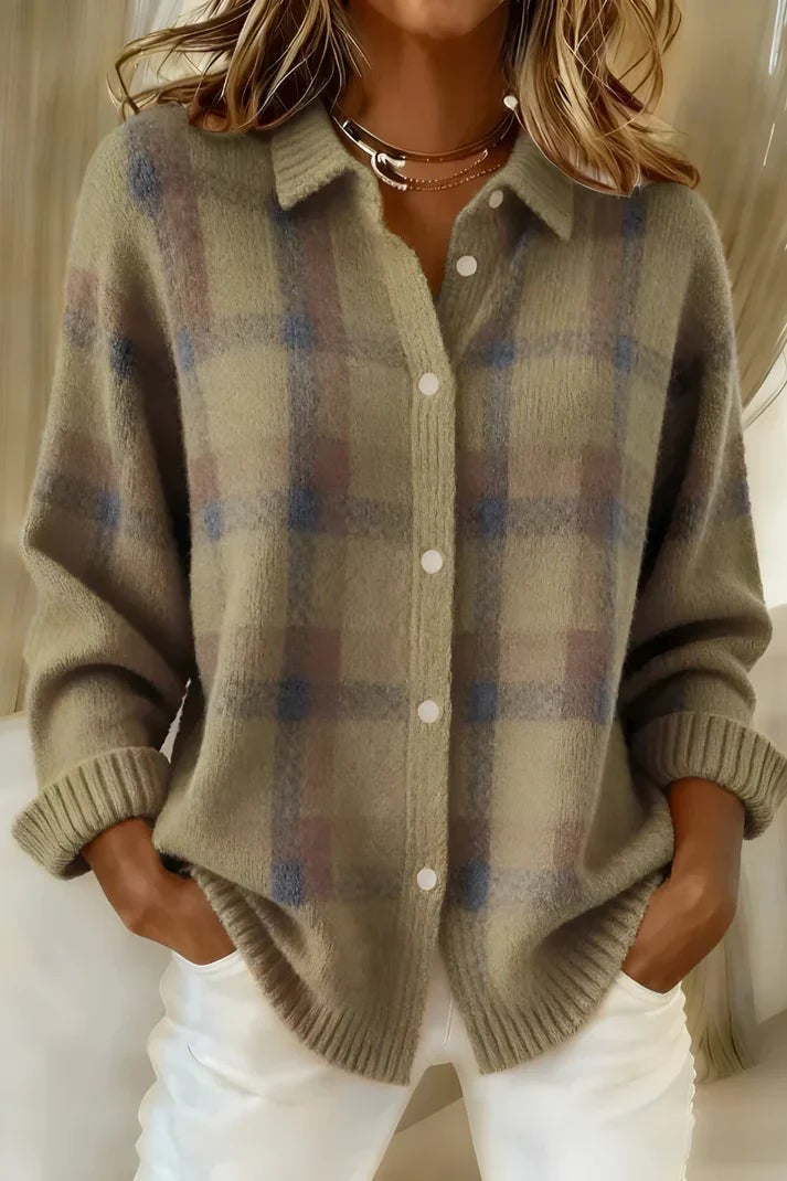 Karierte Damen-Strickjacke mit Hemdkragen, Knopfleiste und Rippbündchen für den Herbst in Braun