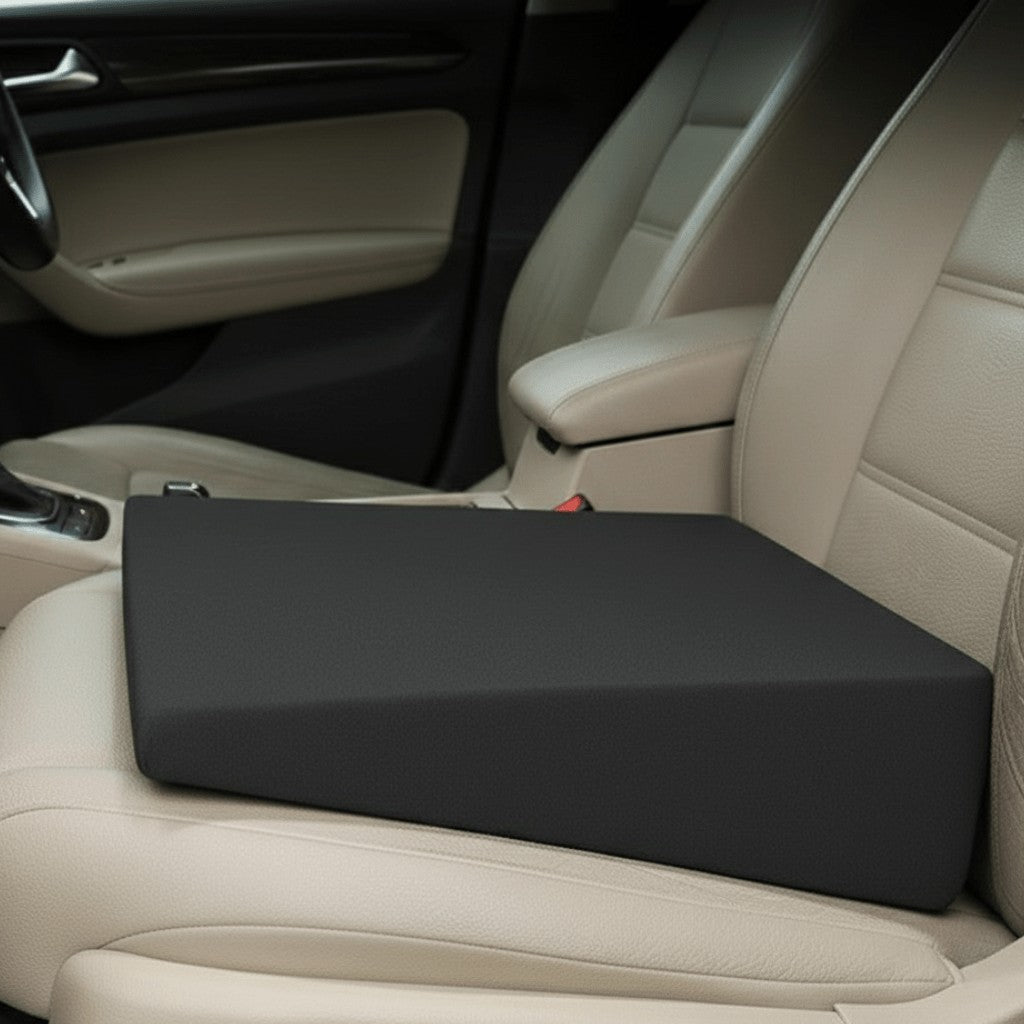 Schwarzes Keilkissen aus Memory-Foam auf einem beigen Autositz